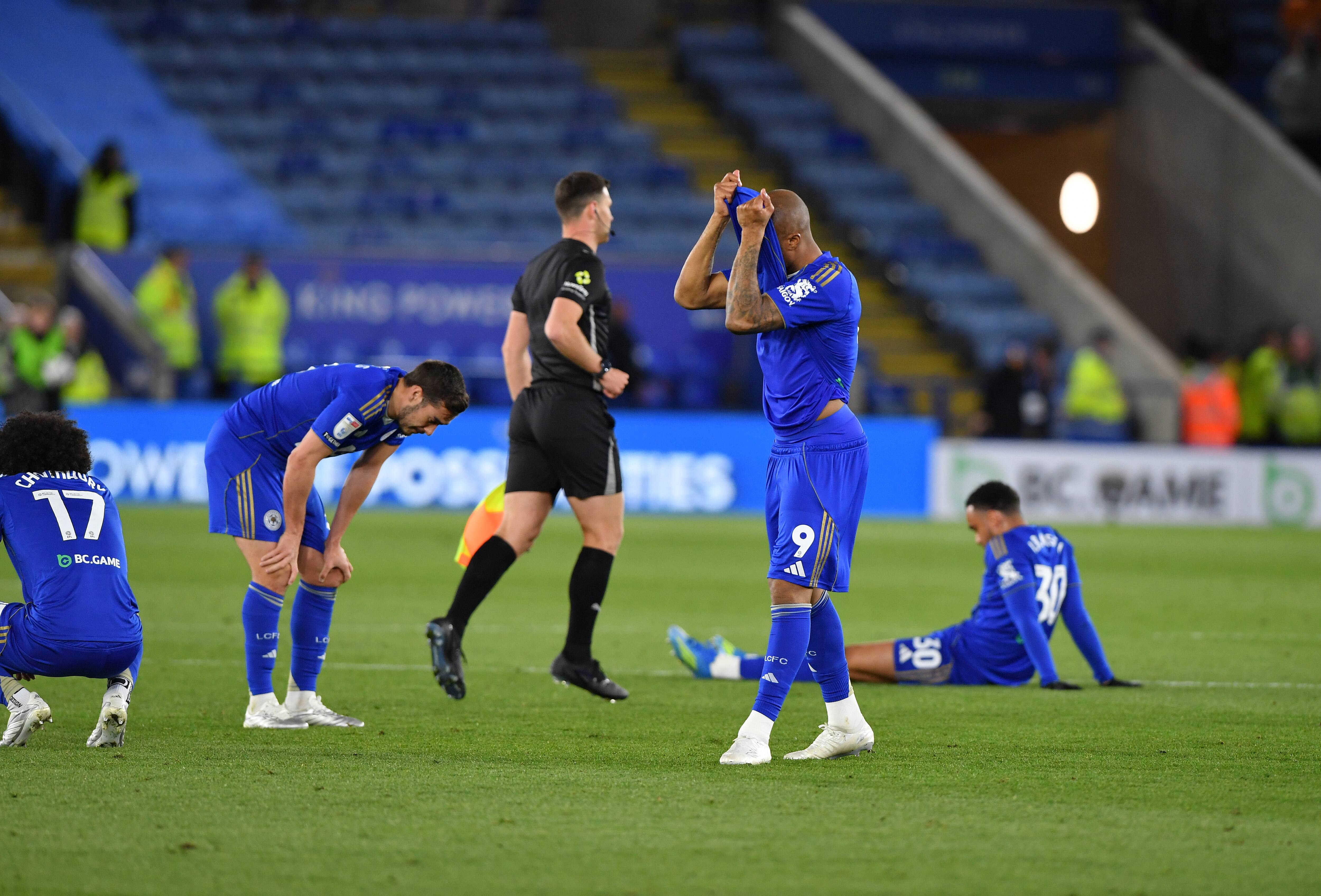 Leicester City desciende a tercera división tras empate en casa